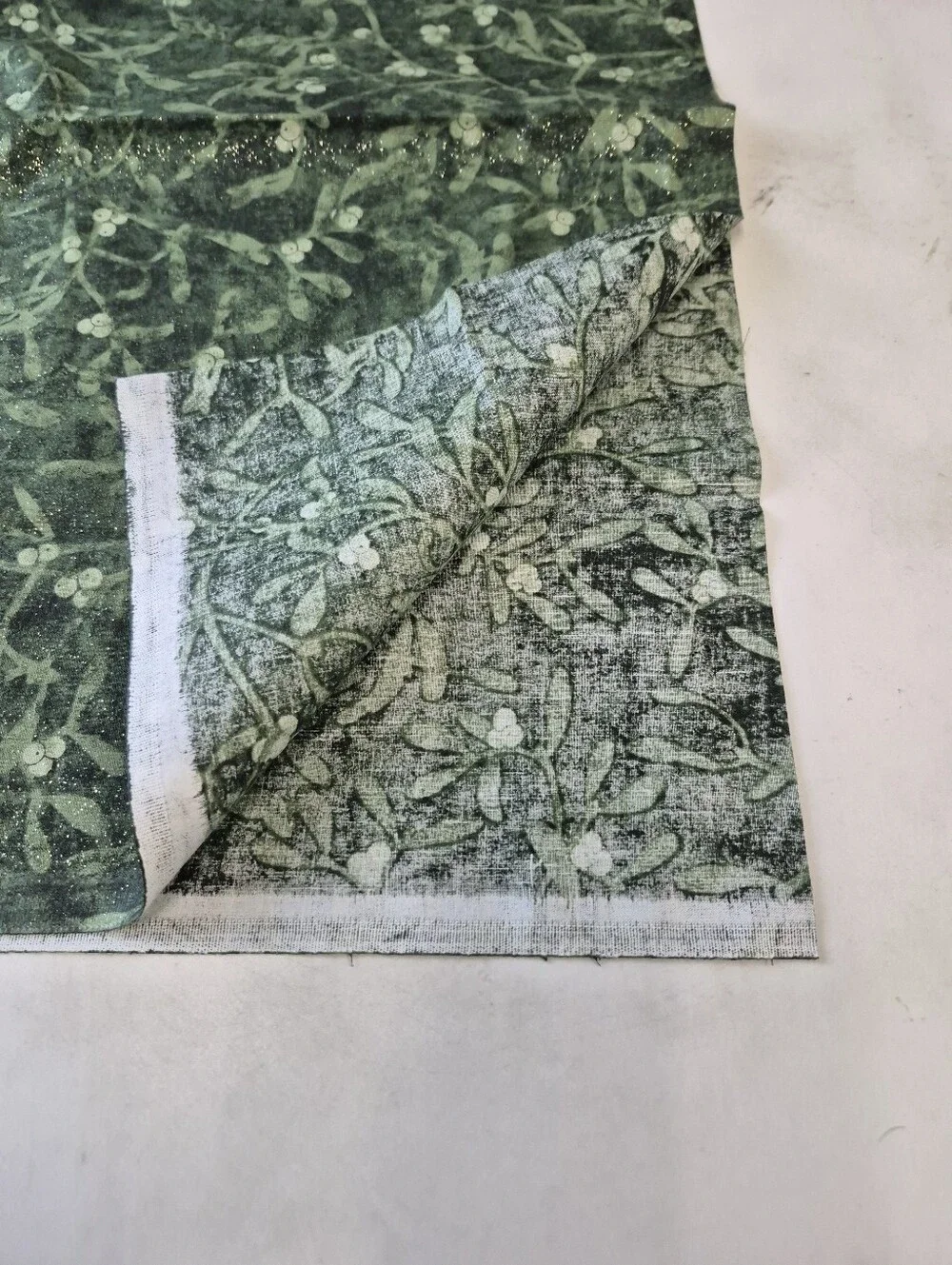 Fabric Traditions Green Mistletoe Glitter Cotton Fabric 22x42” Holiday Print